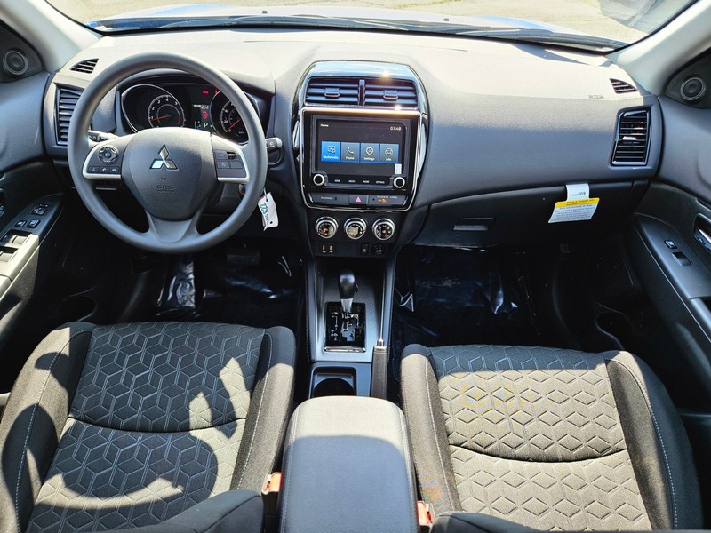 Mitsubishi Outlander Sport Vehicle Full-screen Gallery Image 12
