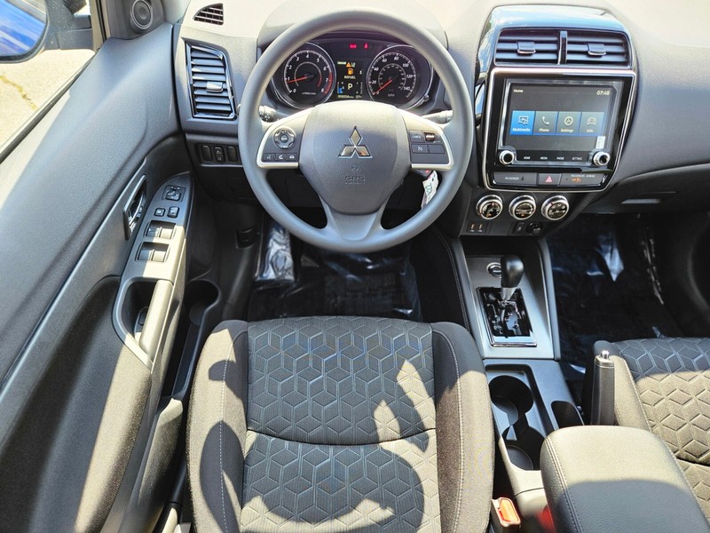 Mitsubishi Outlander Sport Vehicle Full-screen Gallery Image 13