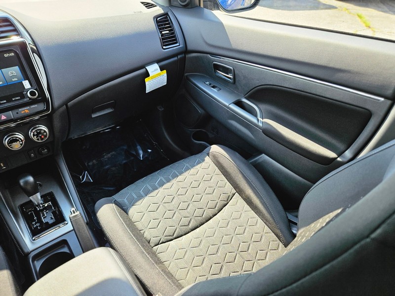 Mitsubishi Outlander Sport Vehicle Full-screen Gallery Image 14
