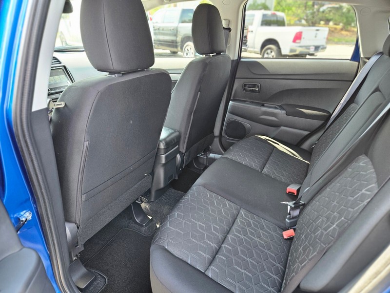 Mitsubishi Outlander Sport Vehicle Full-screen Gallery Image 15