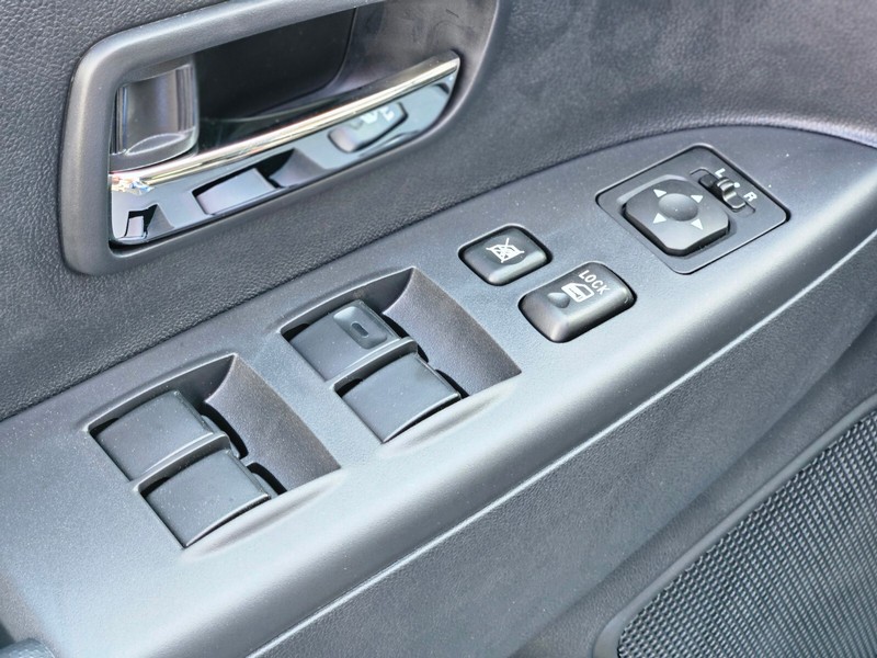 Mitsubishi Outlander Sport Vehicle Full-screen Gallery Image 16