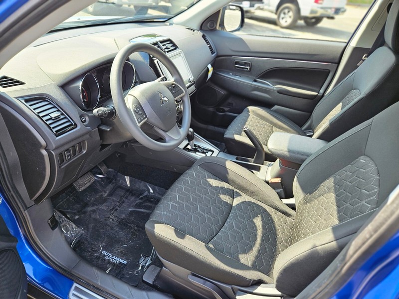 Mitsubishi Outlander Sport Vehicle Full-screen Gallery Image 17