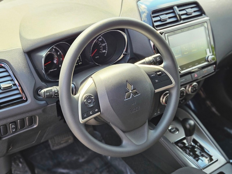 Mitsubishi Outlander Sport Vehicle Full-screen Gallery Image 18