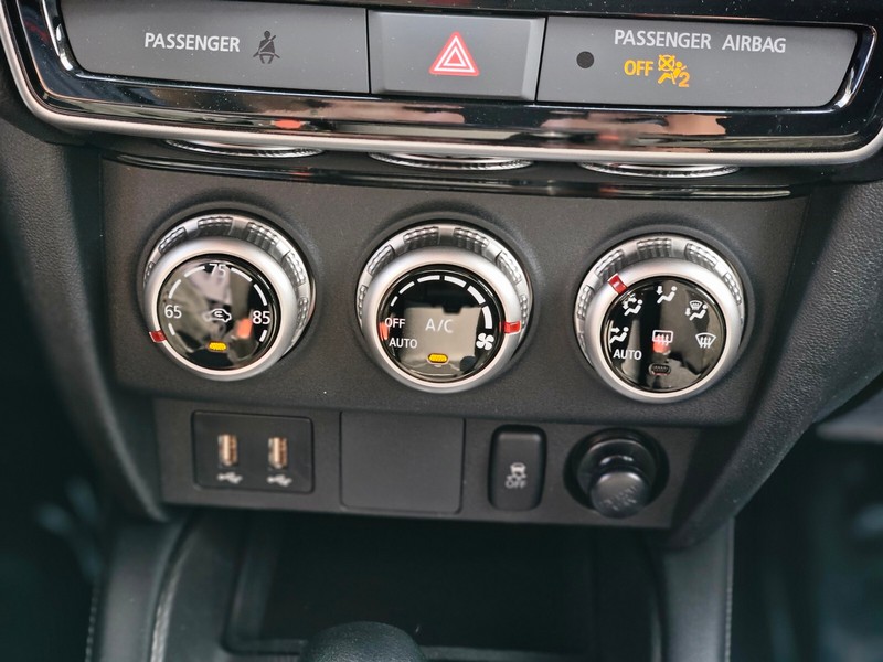 Mitsubishi Outlander Sport Vehicle Full-screen Gallery Image 21