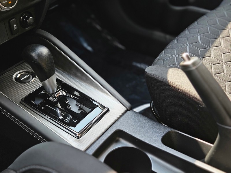 Mitsubishi Outlander Sport Vehicle Full-screen Gallery Image 23