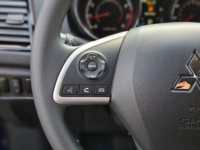 Mitsubishi Outlander Sport Vehicle Full-screen Gallery Image 25