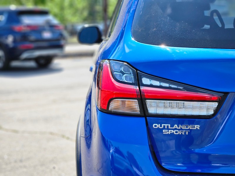 Mitsubishi Outlander Sport Vehicle Full-screen Gallery Image 09