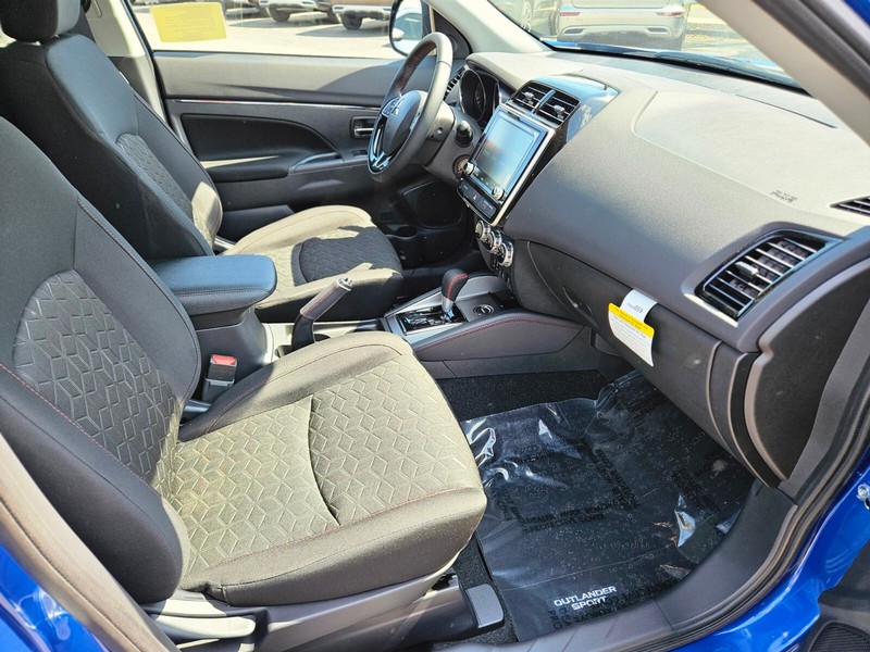 Mitsubishi Outlander Sport Vehicle Full-screen Gallery Image 11