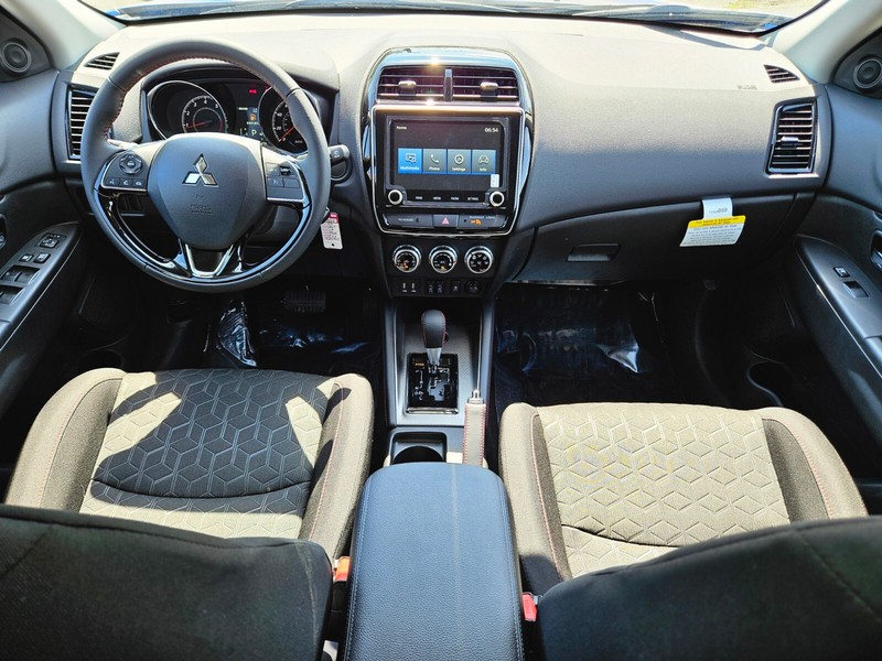 Mitsubishi Outlander Sport Vehicle Full-screen Gallery Image 12