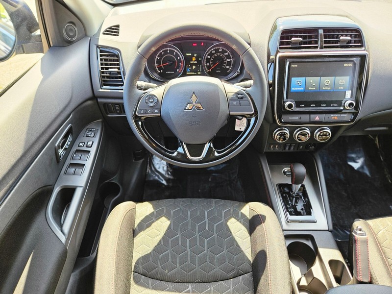 Mitsubishi Outlander Sport Vehicle Full-screen Gallery Image 13