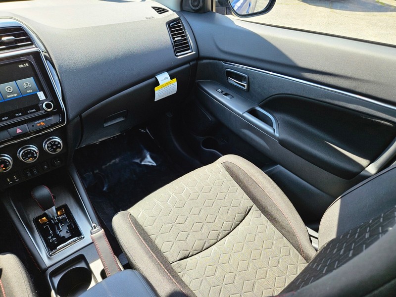 Mitsubishi Outlander Sport Vehicle Full-screen Gallery Image 14