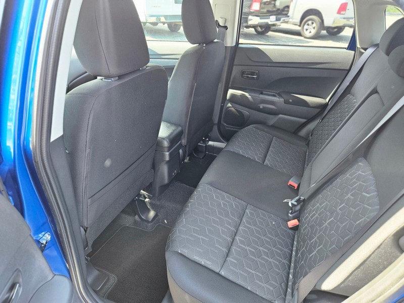 Mitsubishi Outlander Sport Vehicle Full-screen Gallery Image 15