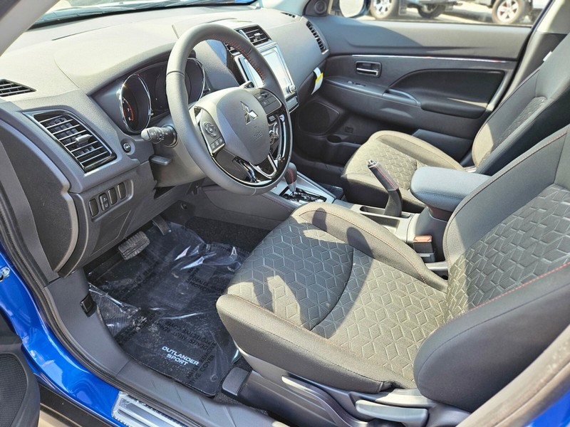 Mitsubishi Outlander Sport Vehicle Full-screen Gallery Image 17