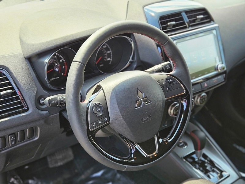 Mitsubishi Outlander Sport Vehicle Full-screen Gallery Image 18