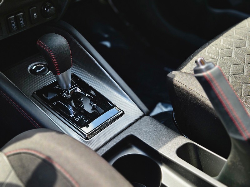 Mitsubishi Outlander Sport Vehicle Full-screen Gallery Image 23