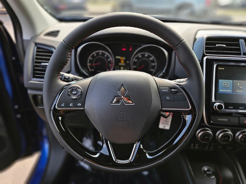 Mitsubishi Outlander Sport Vehicle Full-screen Gallery Image 24