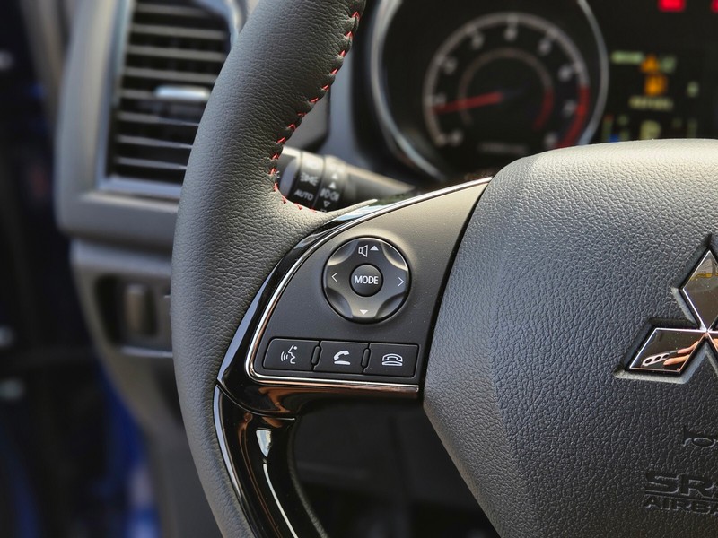 Mitsubishi Outlander Sport Vehicle Full-screen Gallery Image 25