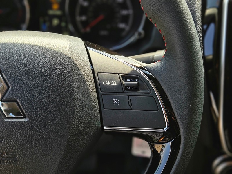 Mitsubishi Outlander Sport Vehicle Full-screen Gallery Image 26