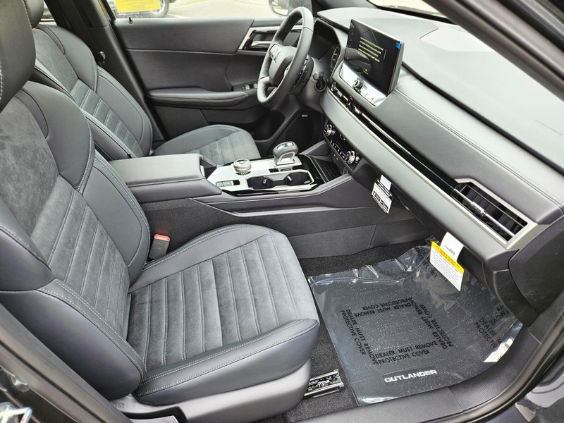 Mitsubishi Outlander Vehicle Full-screen Gallery Image 08