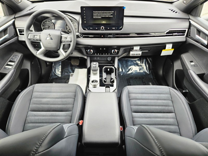Mitsubishi Outlander Vehicle Full-screen Gallery Image 09
