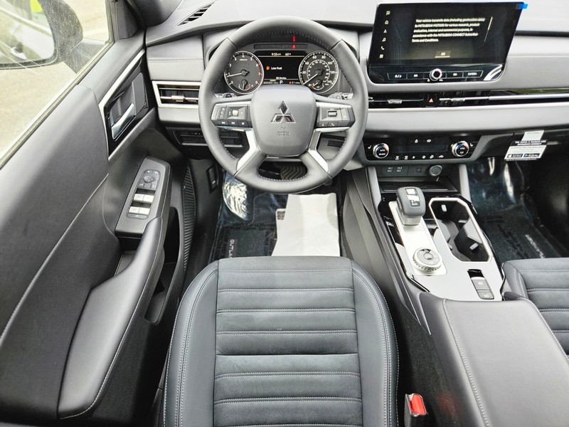 Mitsubishi Outlander Vehicle Full-screen Gallery Image 10