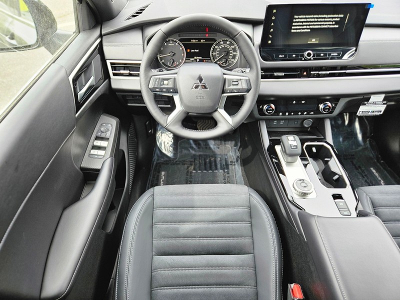 Mitsubishi Outlander Vehicle Full-screen Gallery Image 11