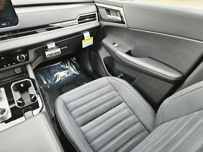 Mitsubishi Outlander Vehicle Full-screen Gallery Image 12