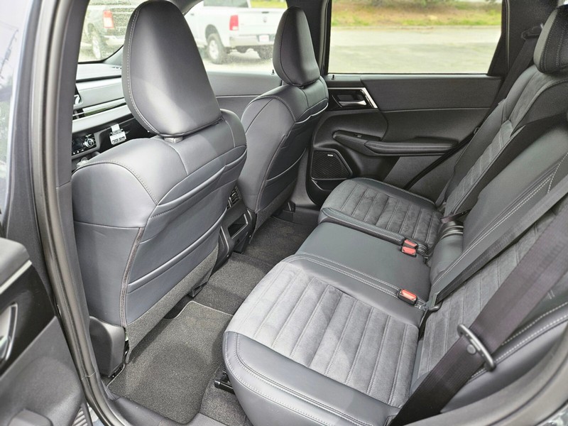 Mitsubishi Outlander Vehicle Full-screen Gallery Image 13