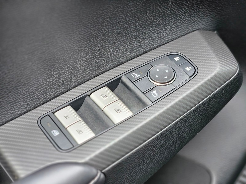 Mitsubishi Outlander Vehicle Full-screen Gallery Image 14