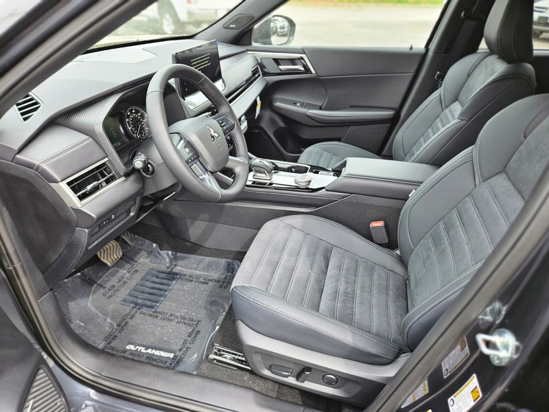 Mitsubishi Outlander Vehicle Full-screen Gallery Image 15