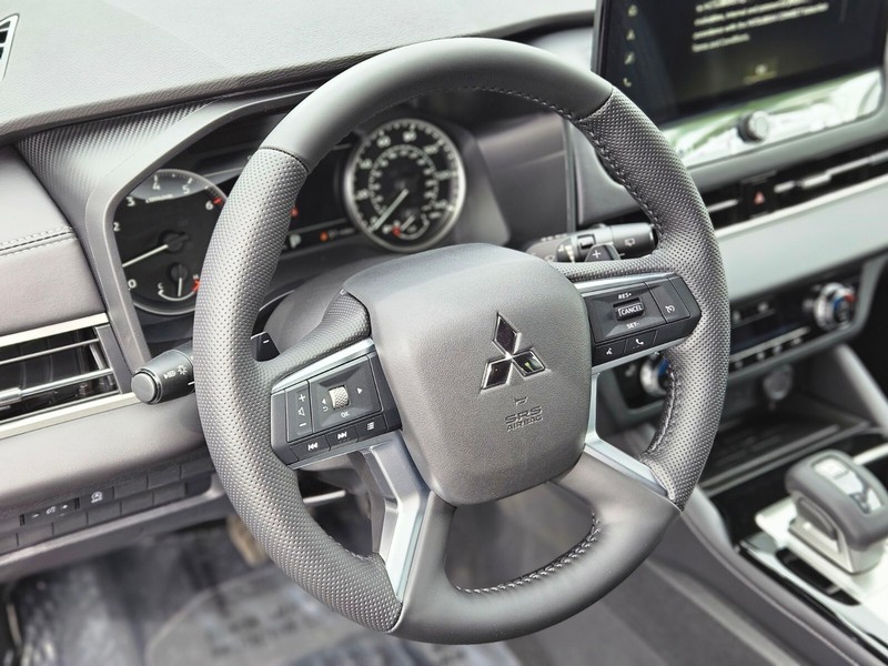 Mitsubishi Outlander Vehicle Full-screen Gallery Image 16