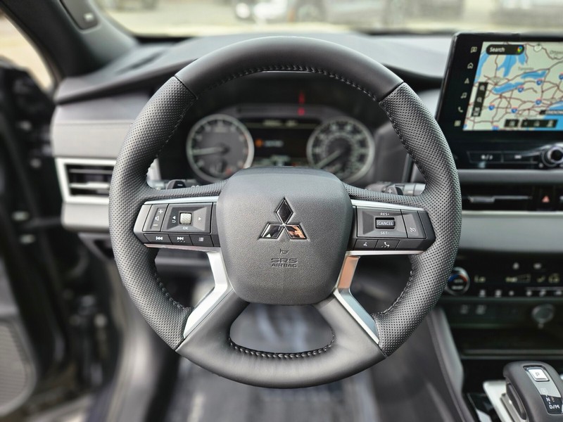 Mitsubishi Outlander Vehicle Full-screen Gallery Image 22