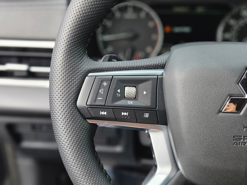 Mitsubishi Outlander Vehicle Full-screen Gallery Image 23