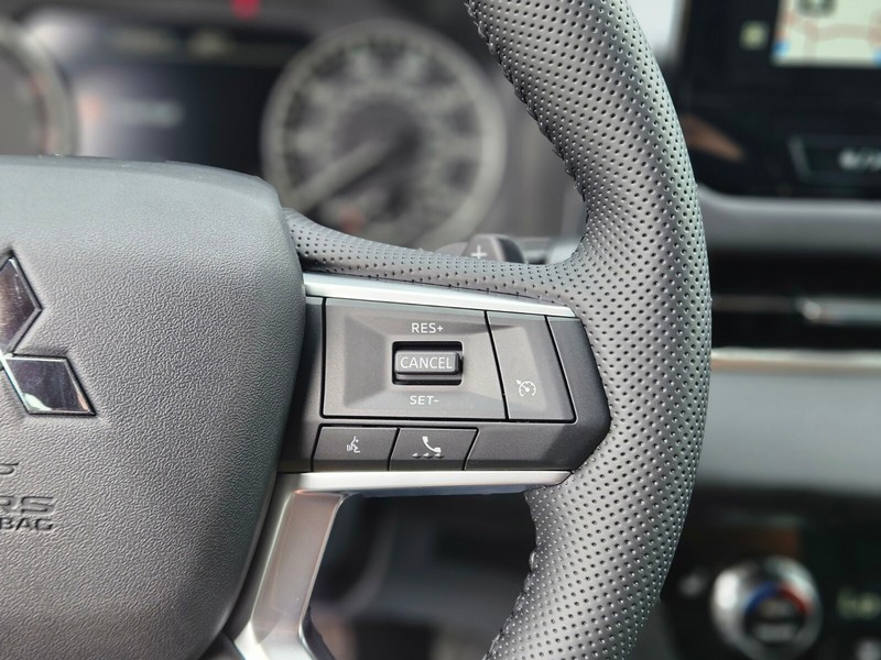 Mitsubishi Outlander Vehicle Full-screen Gallery Image 24