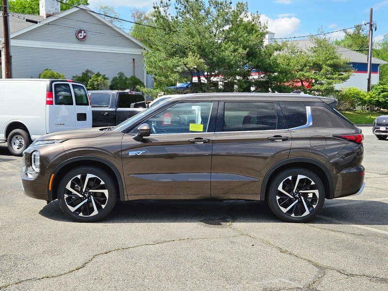 Mitsubishi Outlander PHEV Vehicle Full-screen Gallery Image 02