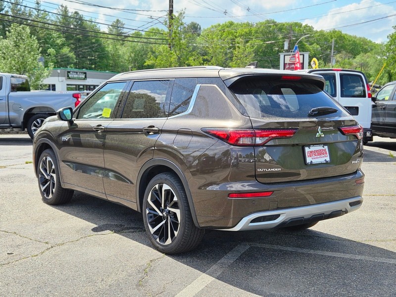 Mitsubishi Outlander PHEV Vehicle Full-screen Gallery Image 03