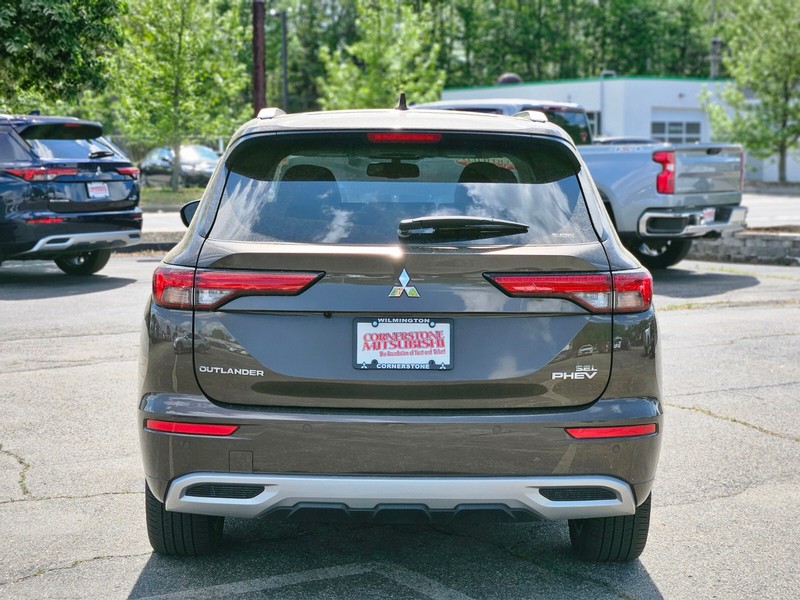 Mitsubishi Outlander PHEV Vehicle Full-screen Gallery Image 04