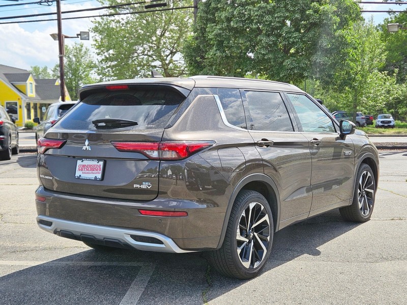 Mitsubishi Outlander PHEV Vehicle Full-screen Gallery Image 05