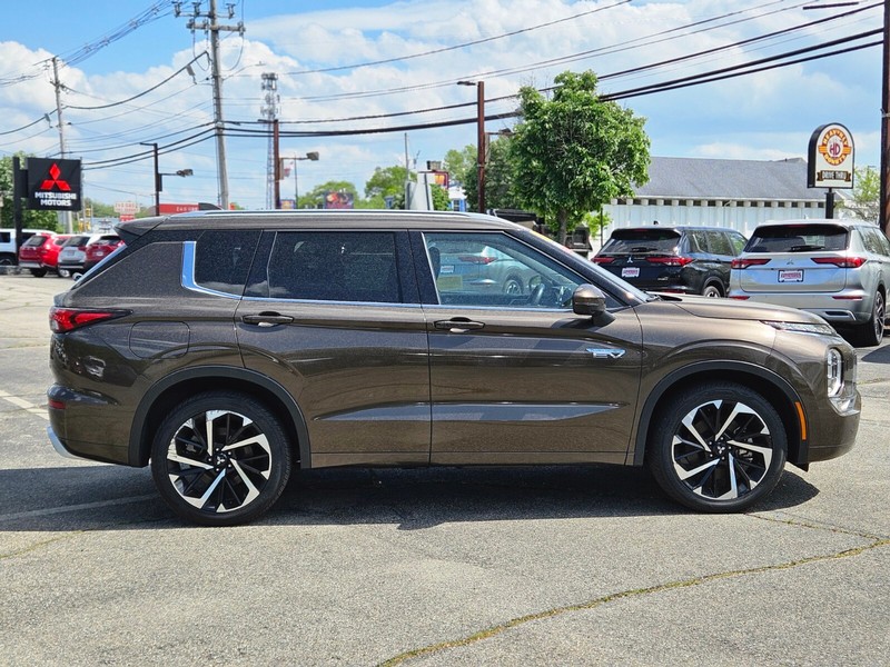 Mitsubishi Outlander PHEV Vehicle Full-screen Gallery Image 06