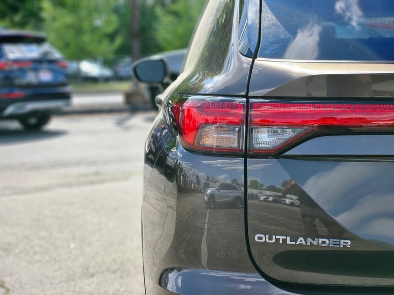 Mitsubishi Outlander PHEV Vehicle Full-screen Gallery Image 09