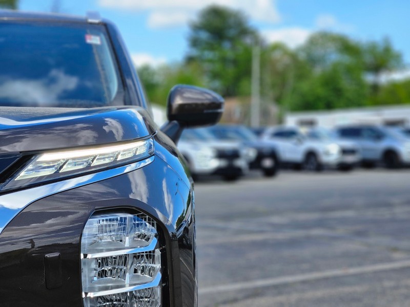 Mitsubishi Outlander PHEV Vehicle Full-screen Gallery Image 10