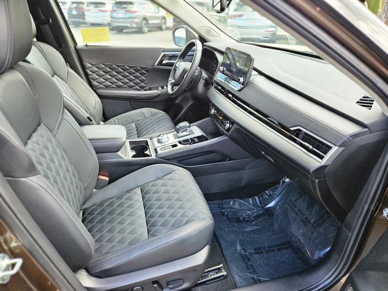 Mitsubishi Outlander PHEV Vehicle Full-screen Gallery Image 11