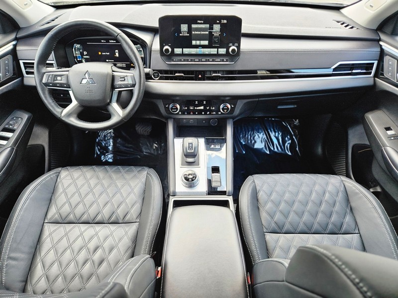 Mitsubishi Outlander PHEV Vehicle Full-screen Gallery Image 12