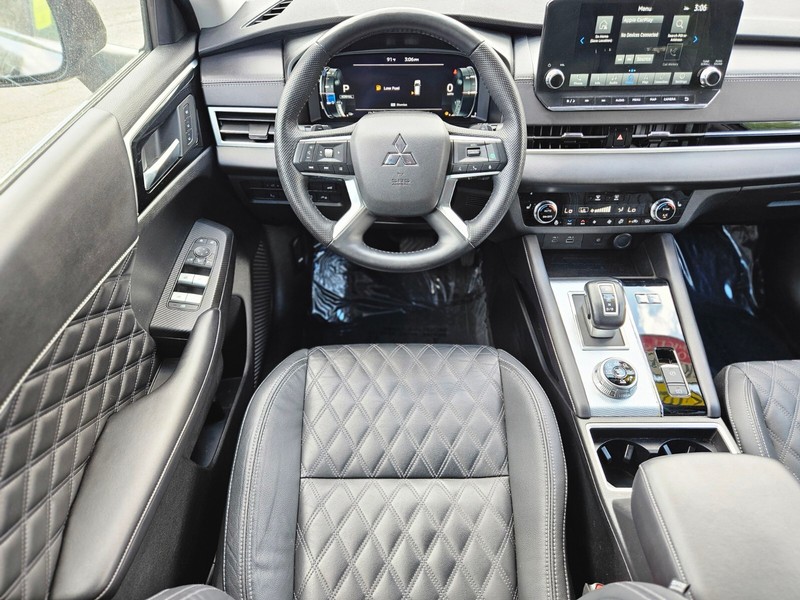 Mitsubishi Outlander PHEV Vehicle Full-screen Gallery Image 13