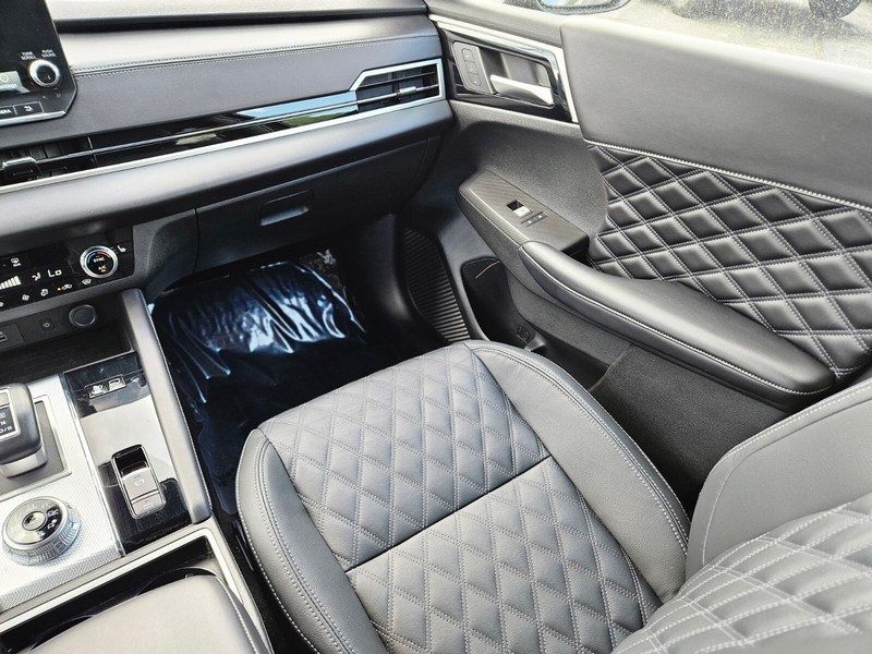 Mitsubishi Outlander PHEV Vehicle Full-screen Gallery Image 14