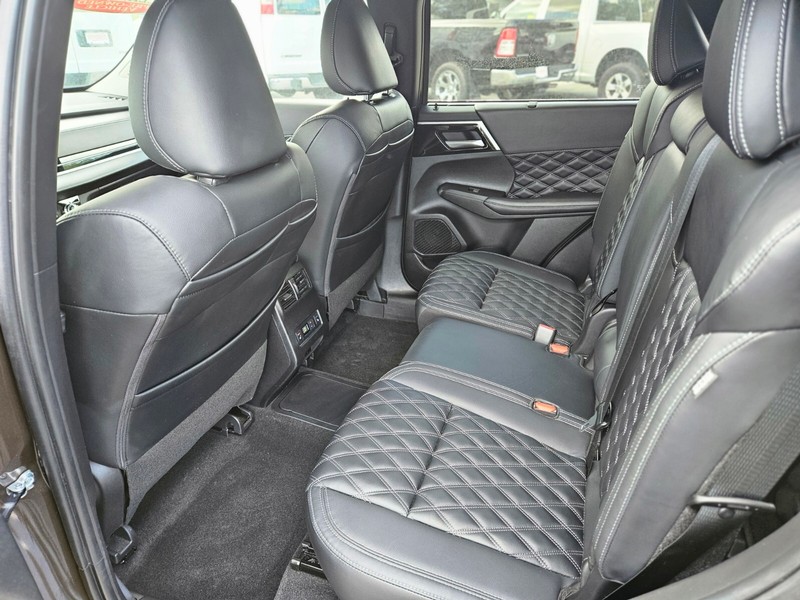 Mitsubishi Outlander PHEV Vehicle Full-screen Gallery Image 15