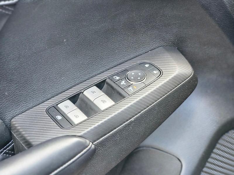 Mitsubishi Outlander PHEV Vehicle Full-screen Gallery Image 16