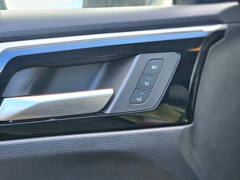 Mitsubishi Outlander PHEV Vehicle Full-screen Gallery Image 17
