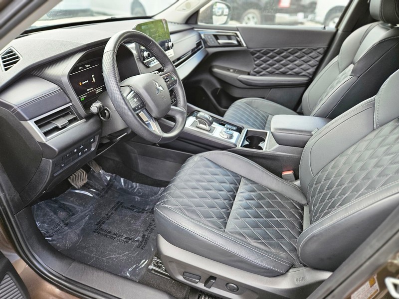 Mitsubishi Outlander PHEV Vehicle Full-screen Gallery Image 18