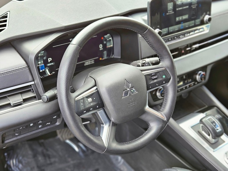 Mitsubishi Outlander PHEV Vehicle Full-screen Gallery Image 19